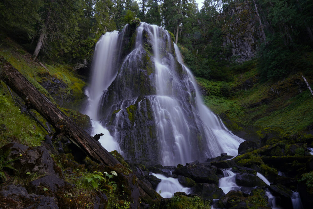 The middle tier of Falls Creek Falls drops gracefully off three sides of a protruding rock.